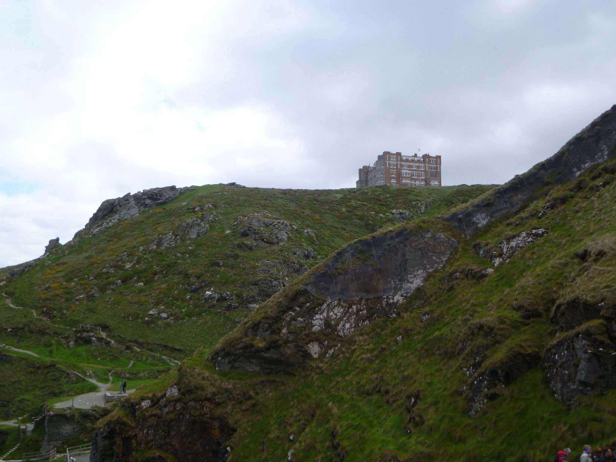 Hotel che svetta sulla baia Castello di TIntagel Cornovaglia