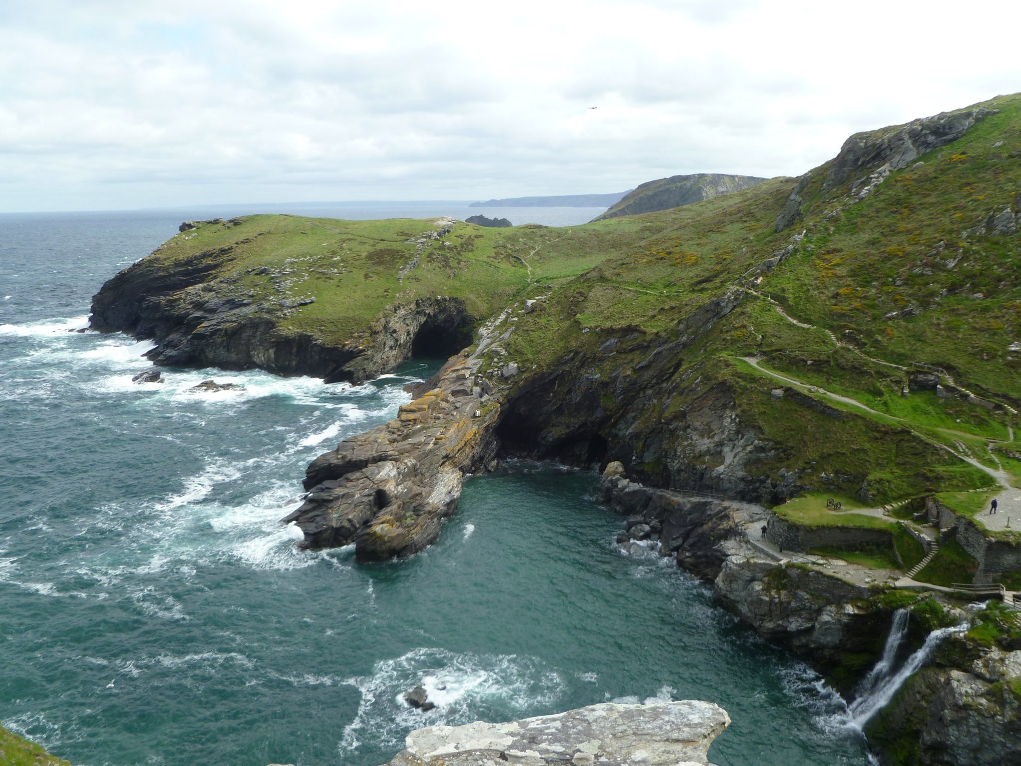 La grotta di Merlino al Castello di Tintagel La grotta di Merlino