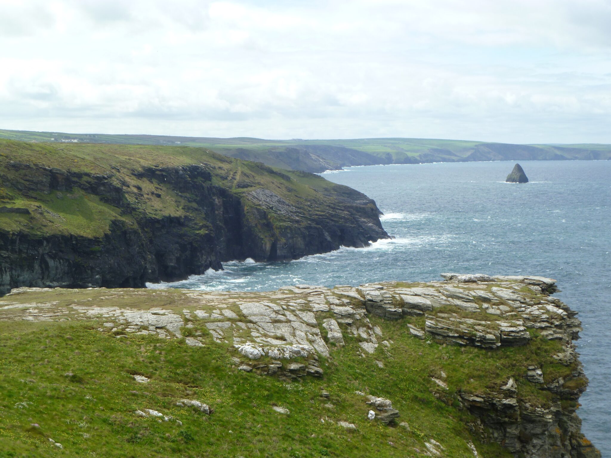La baia su cui si affaccia il castello di Tintagel Castello di Tintagel Cornovaglia
