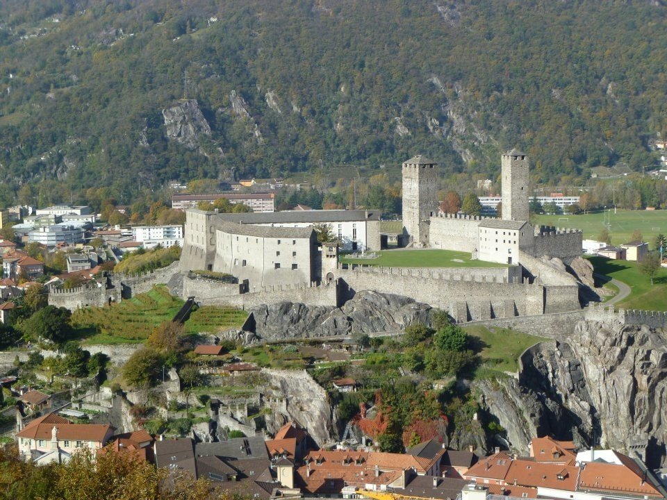 Castelgrande nel centro di Bellinzona I castelli di Bellinzona con bambini Castelgrande