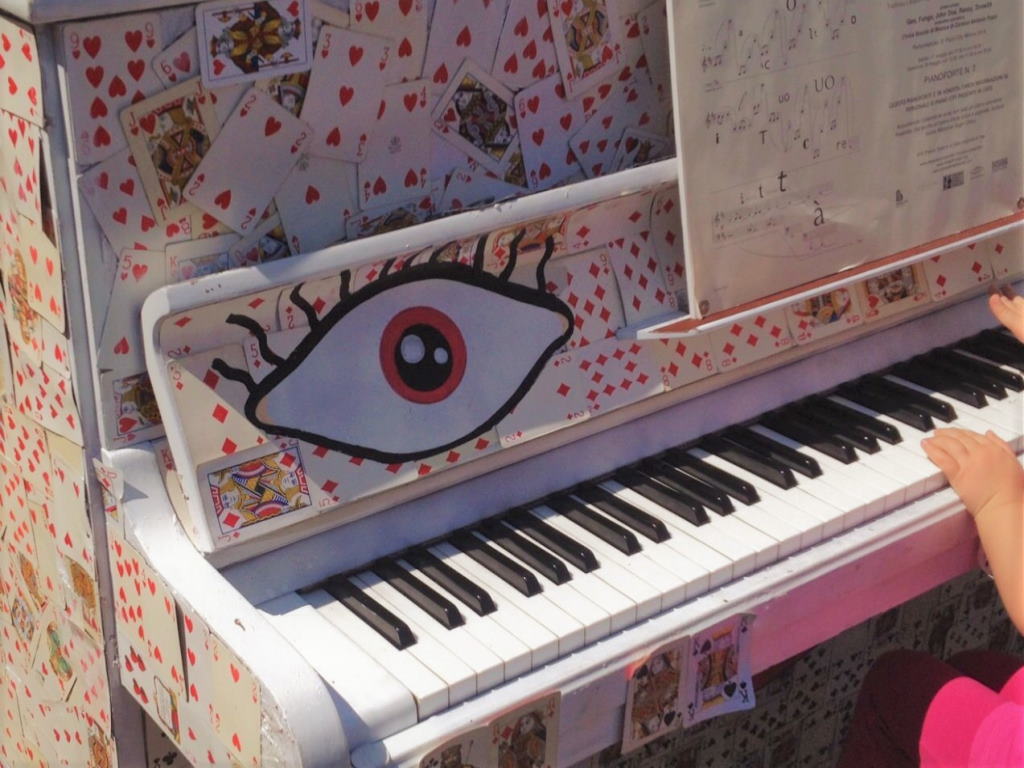 Pianoforti per bambini nel cortile del GAM Pianoforti per bambini nel cortile del GAM