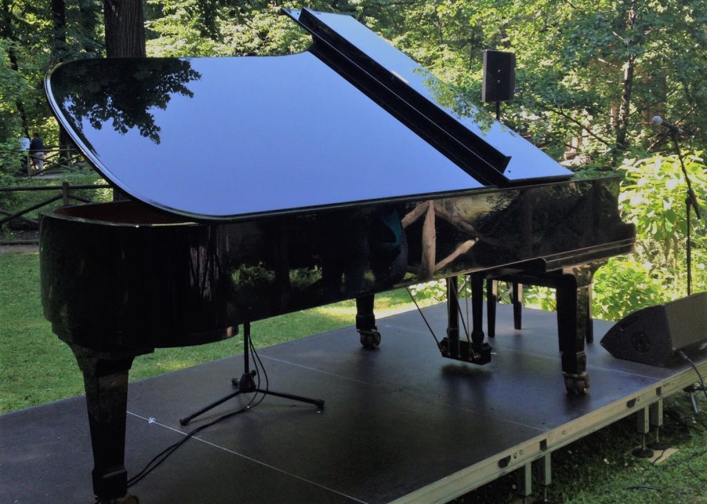 Pianoforti nei giardini del GAM a Milano Piano City Milano pianoforti