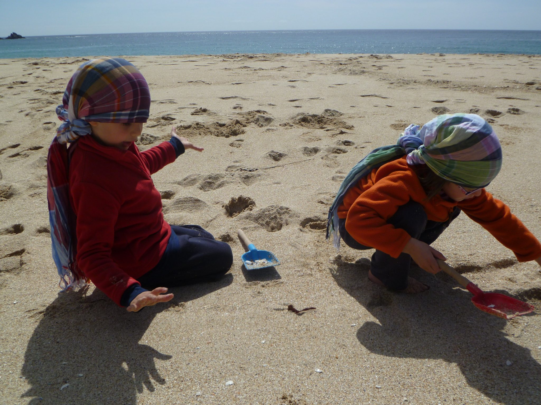 Giocare sulla spiaggia in Cornovaglia Cornovaglia con bambini