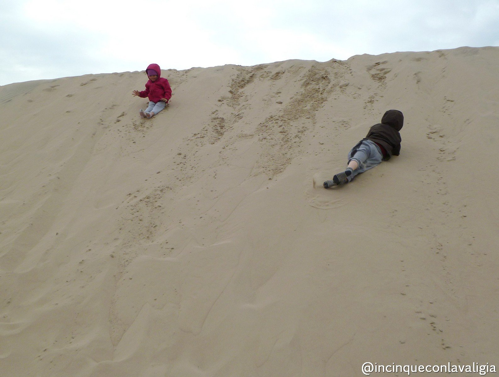 Scivolare dalle dune di sabbia in Danimarca Dune di sabbia in Danimarca
