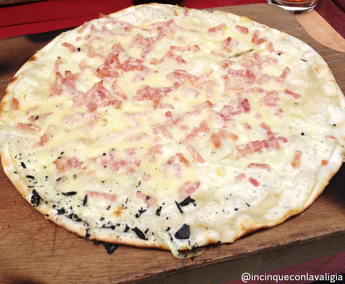 Flammkuchen specialità alsaziana Flammkuchen specialità alsaziana
