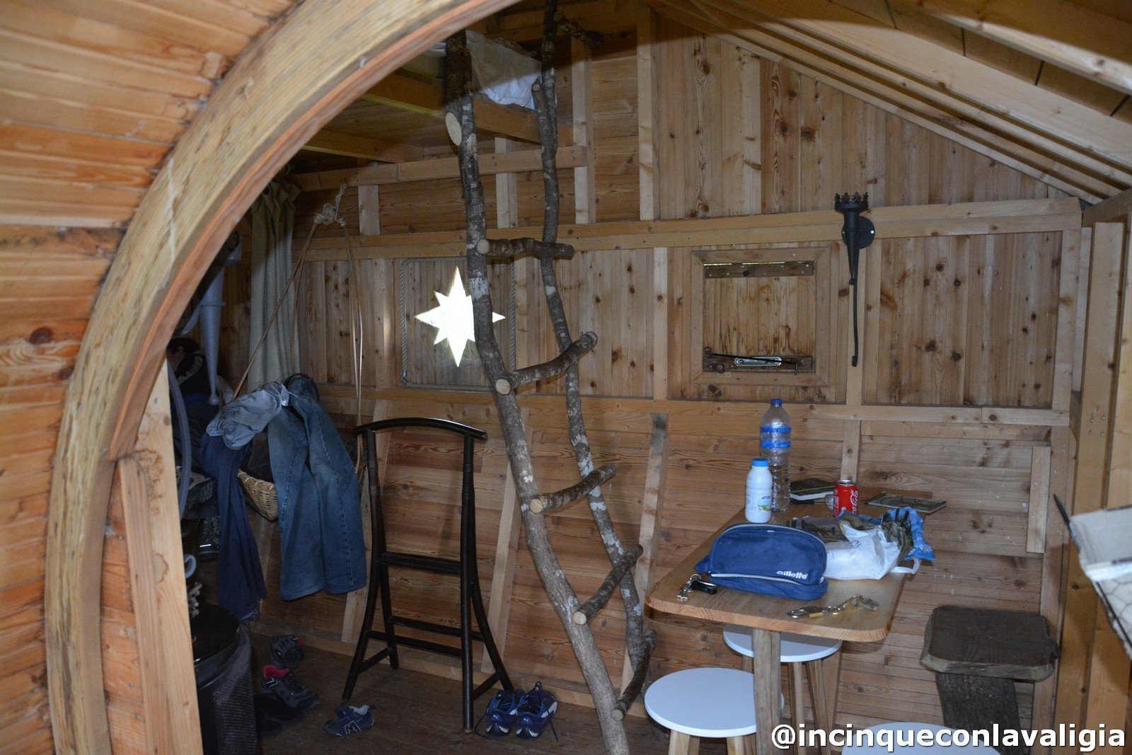 Interno della casa sull'albero Dormire su un albero in Bretagna
