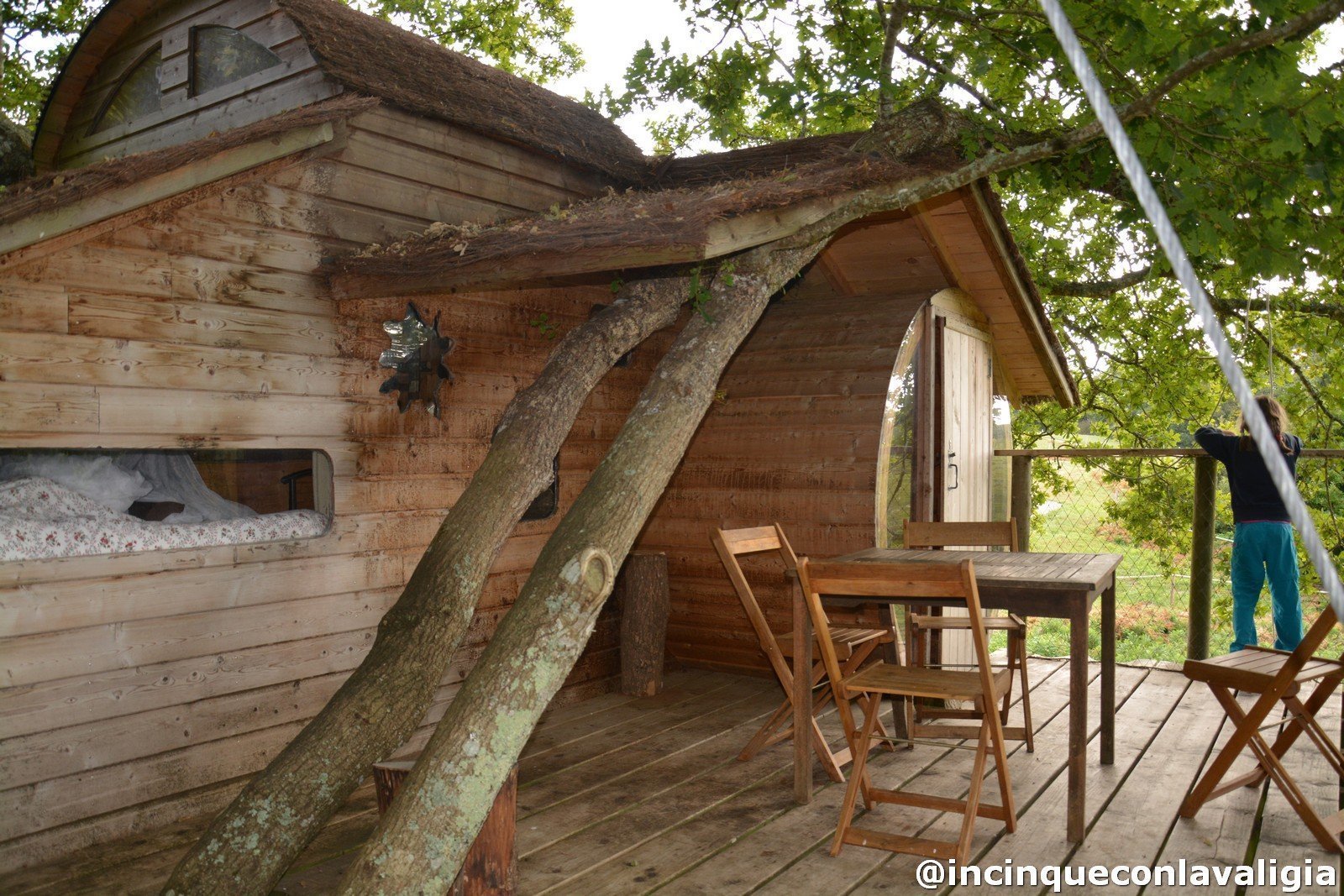 La terrazza della casa sull'albero Dormire su un albero in Bretagna
