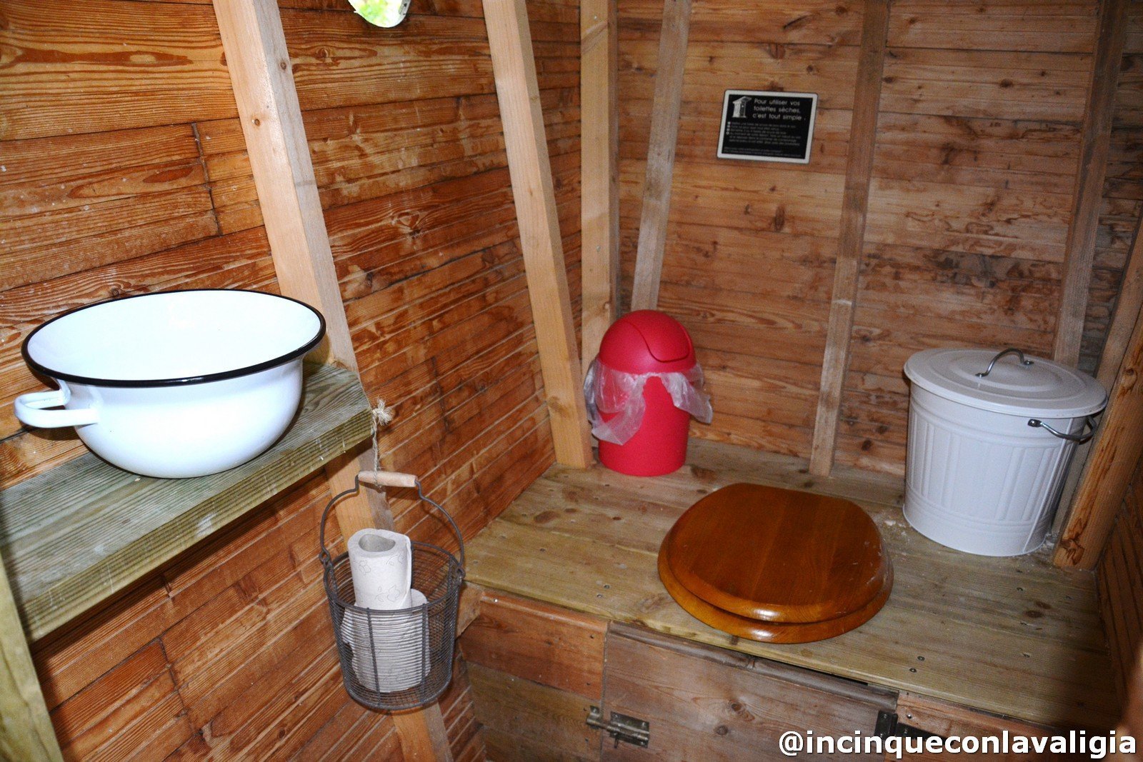 Il bagno della casa sull'albero Dormire su un albero in Bretagna