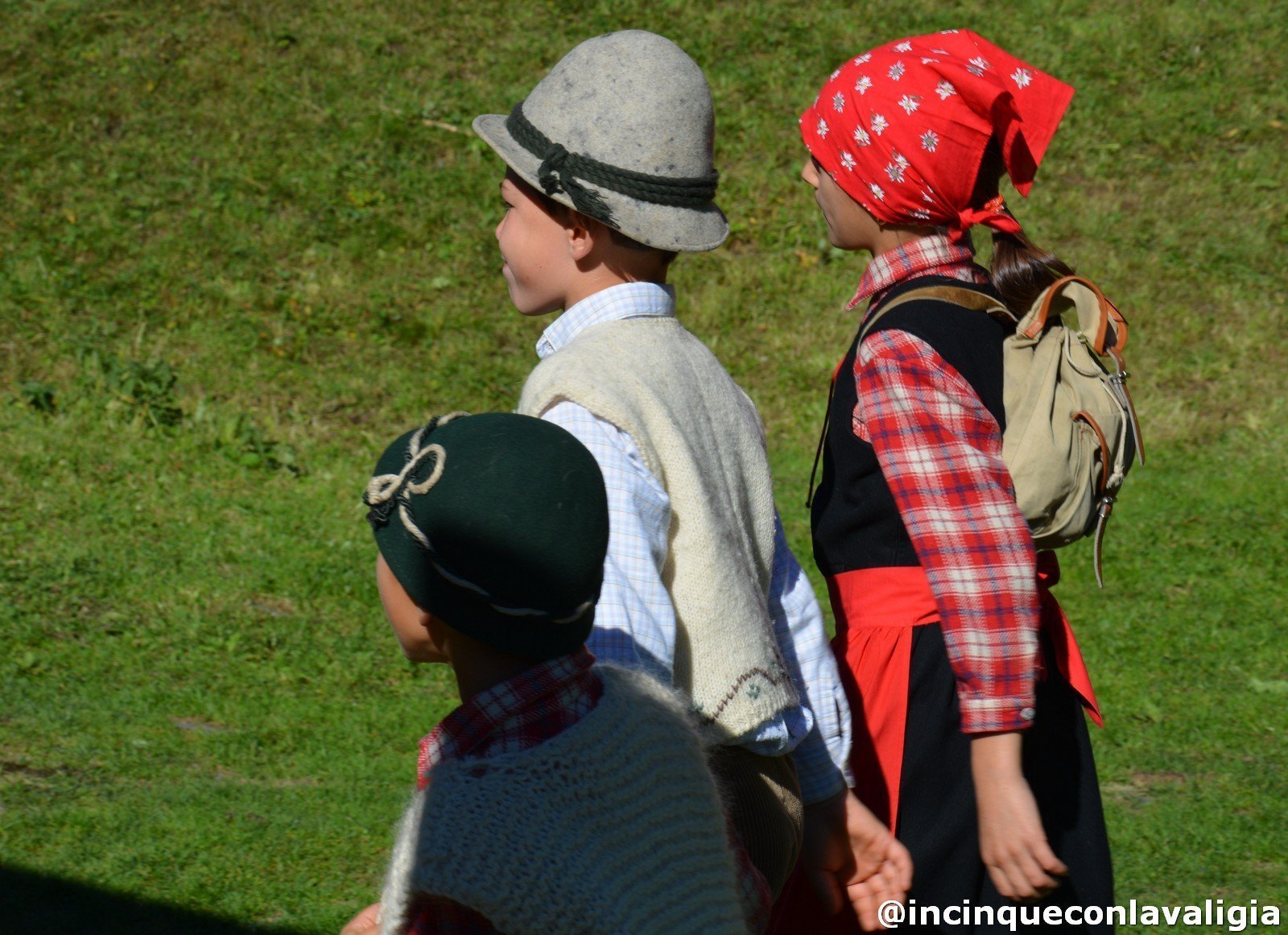Bambini in costumi tradizionali a Chiareggio Chiareggio bambini vestiti in abiti tradizionali