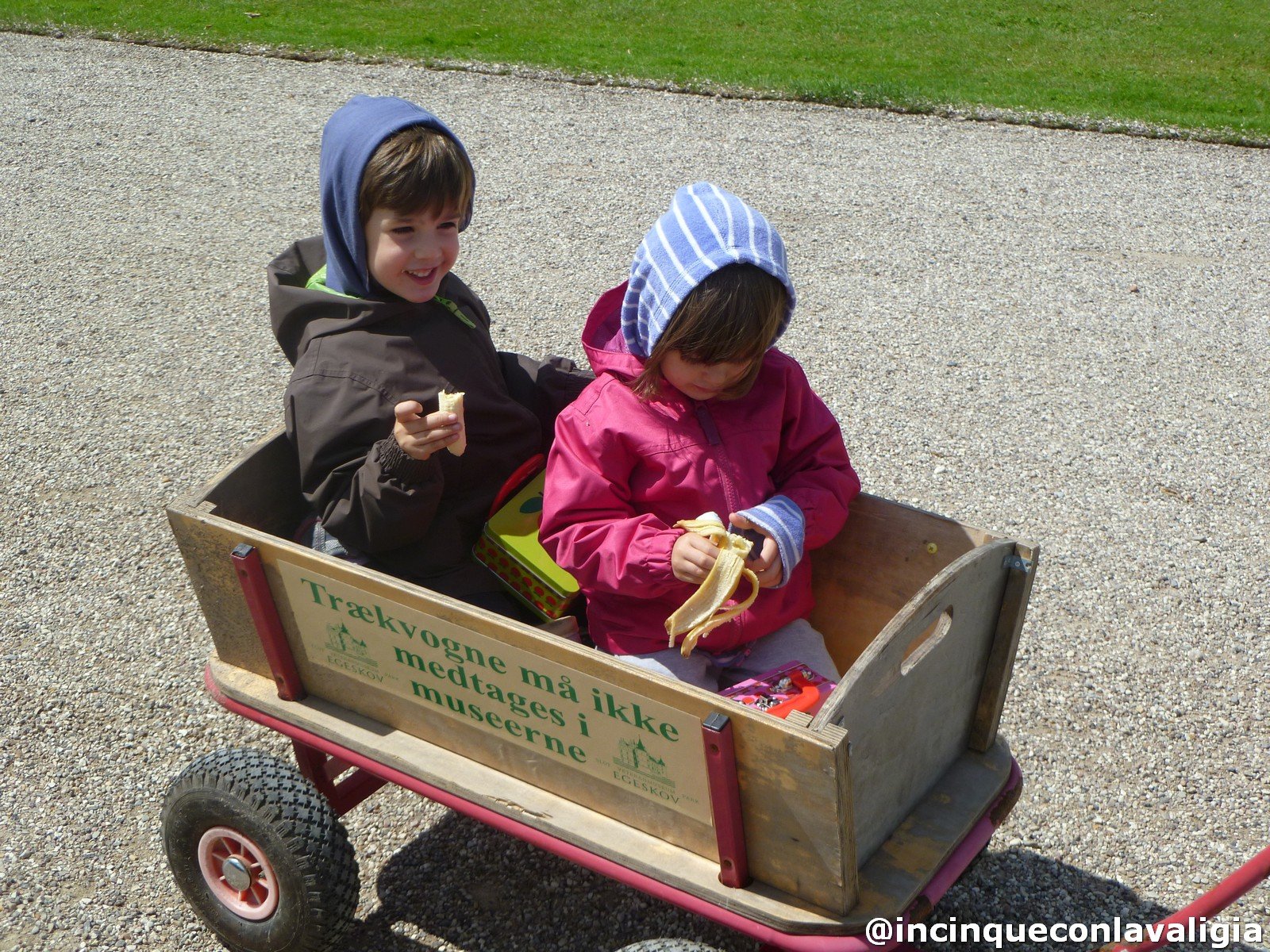 Carretti porta-bimbi nei giardini di Egeskov Itinerario in Danimarca con i bambini