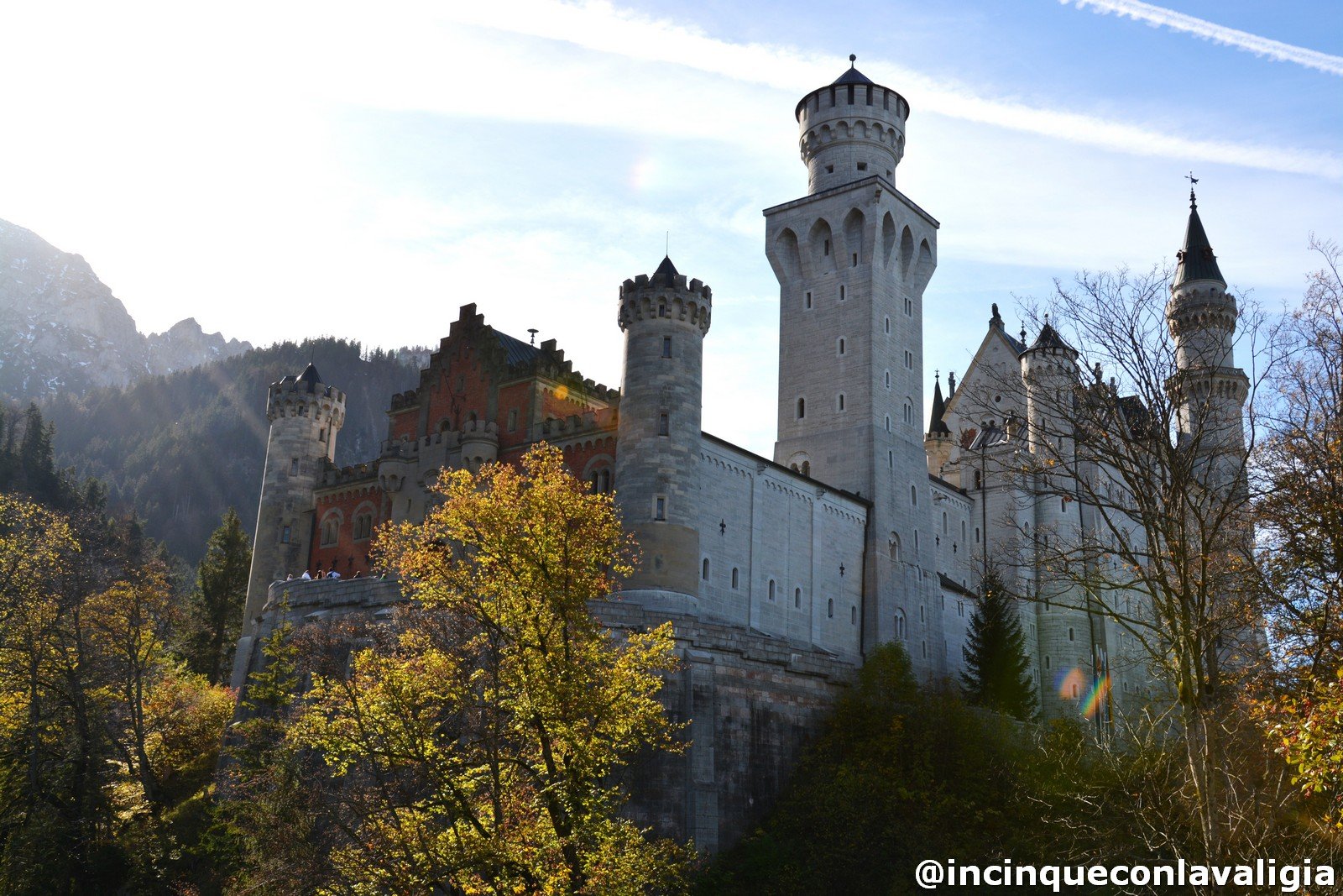 Il castello di Neuschwanstein in autunno Neuschwanstein con bambini