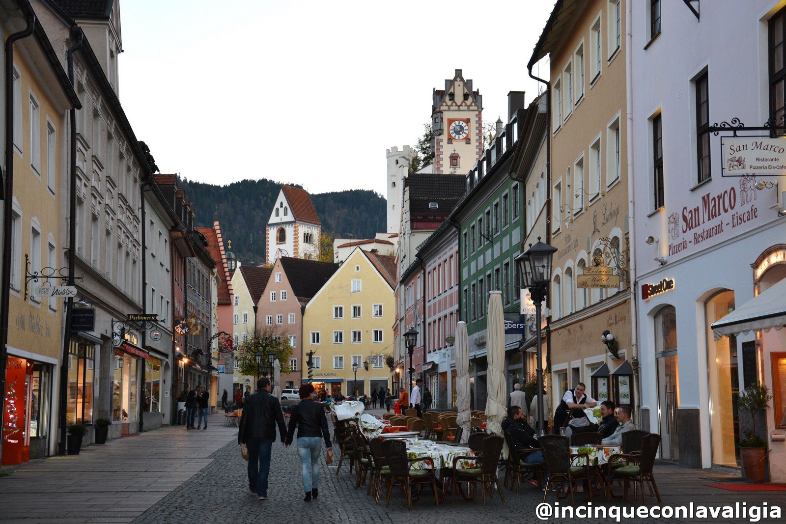 Il borgo di Fussen in Baviera Neuschwanstein con bambini