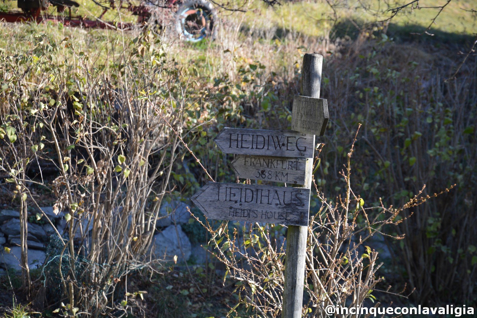 Segnaletica per orientarsi nell'Heidiland La casa di Heidi in Svizzera