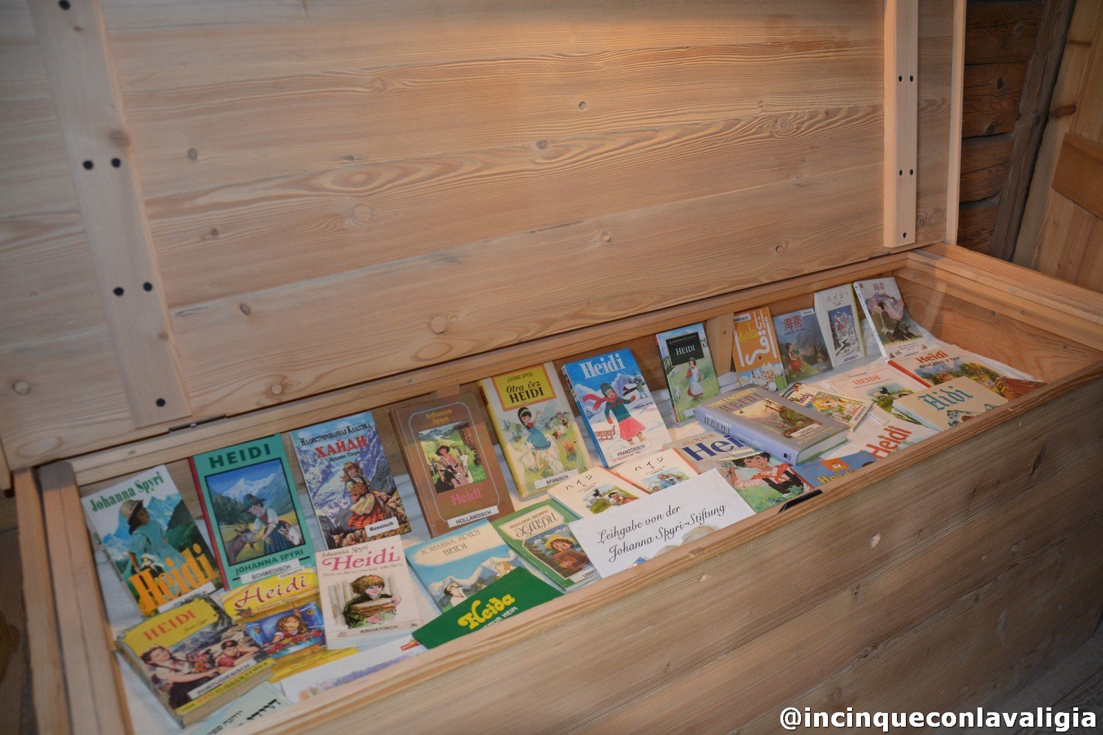 Le edizioni in tutte le lingue del libro di Heidi La casa di Heidi in Svizzera