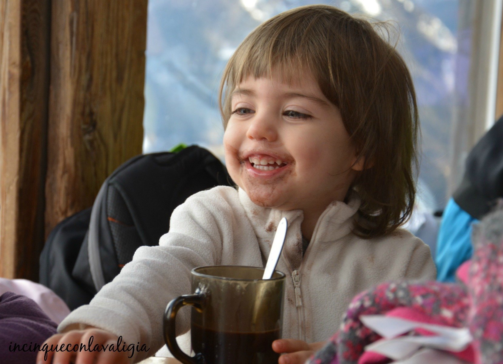 Una cioccolata dopo lo sci è d'obbligo Sciare con i bambini in Trentino
