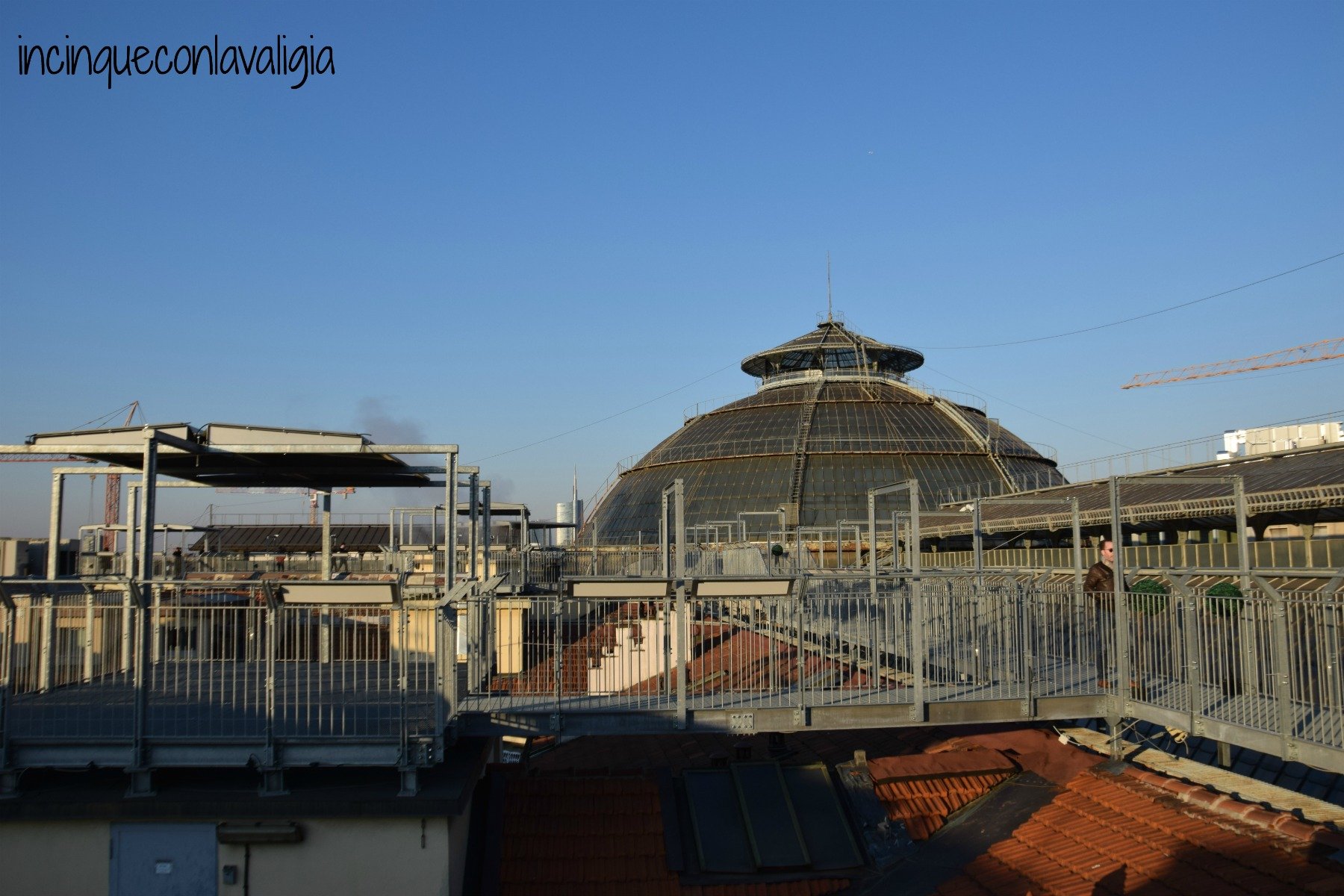 Sopra i tetti della galleria a Milano Highline Galleria Milano con bambini