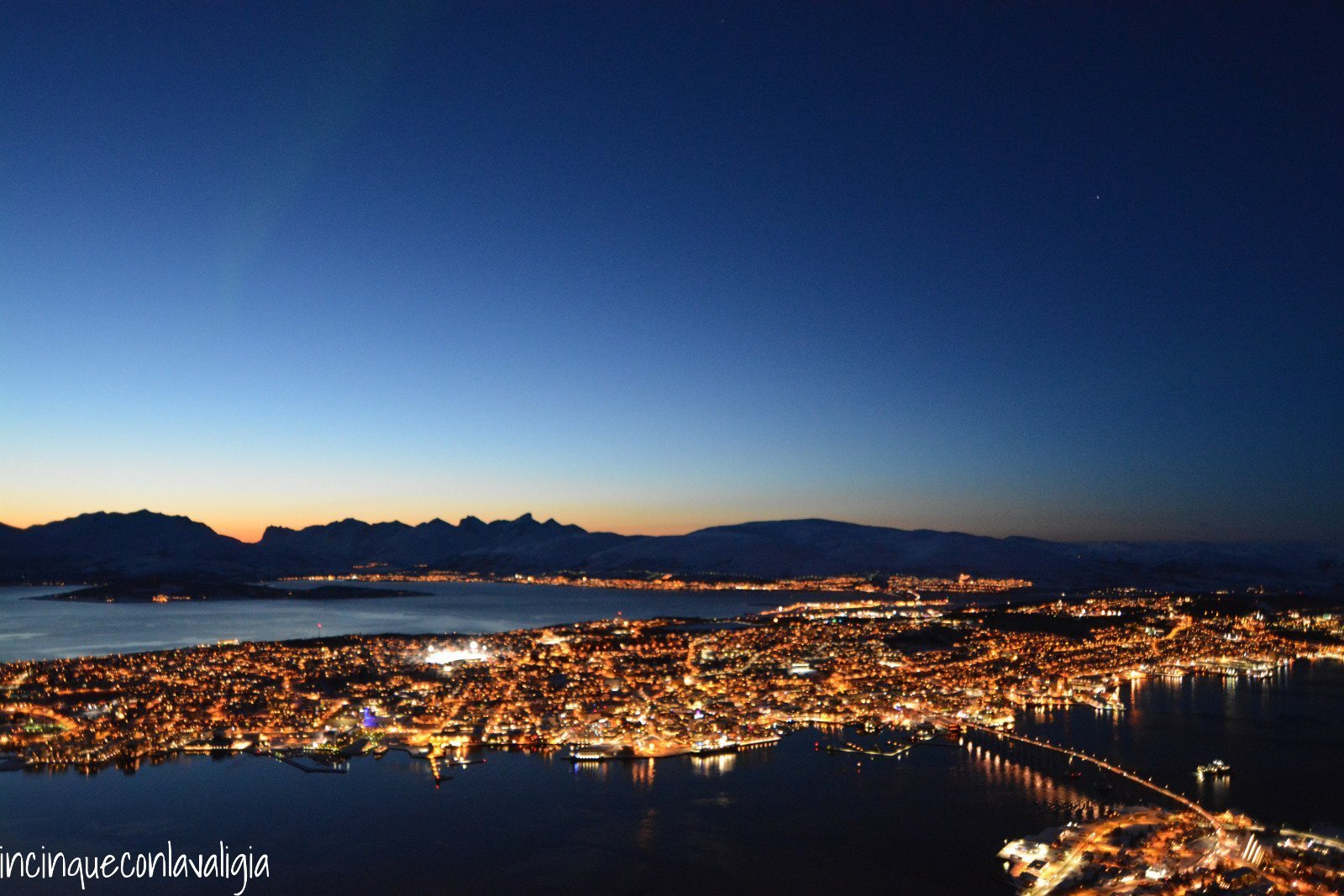 Aurora boreale nel punto panoramico a Tromso Aurora Boreale in Norvegia