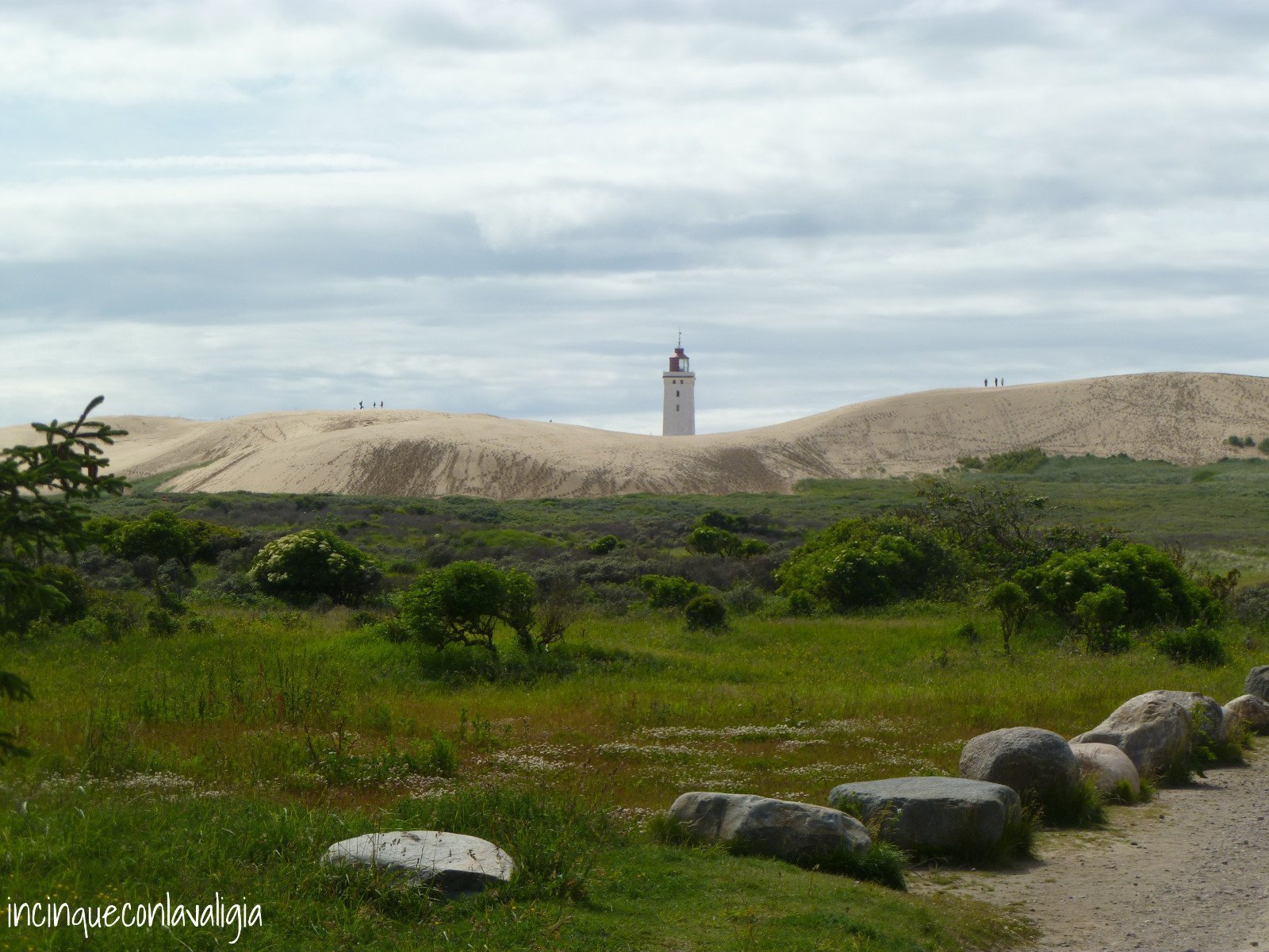Faro nella sabbia in Danimarca Il faro di Lønstrup