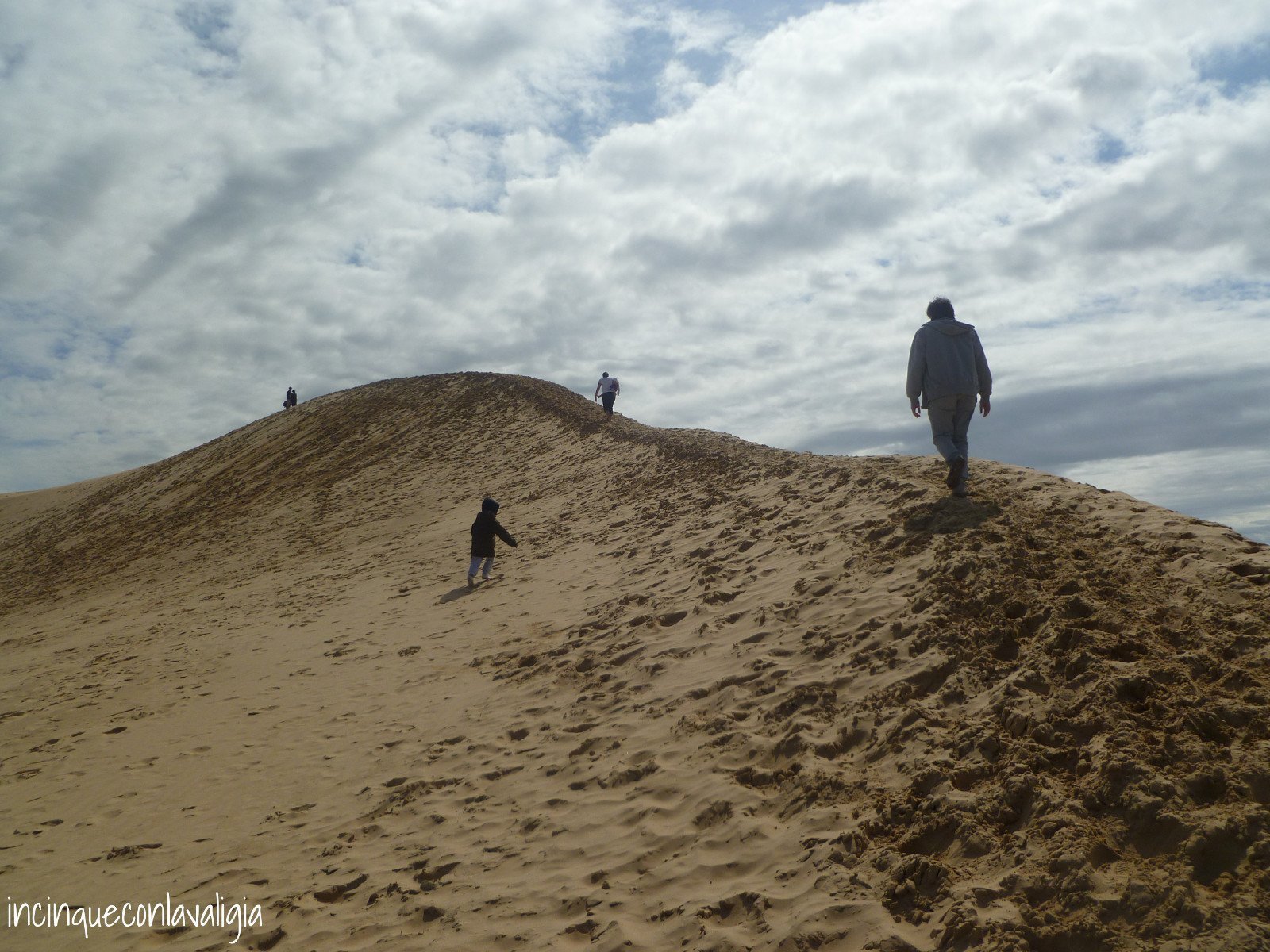Camminare sulle dune di sabbia in Danimarca Il faro di Lønstrup