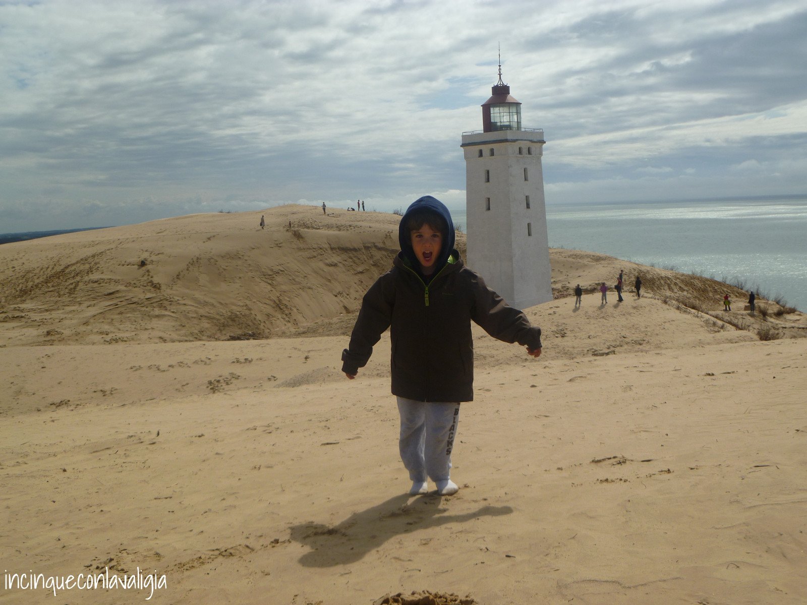Bambini felici nella sabbia Il faro di Lønstrup
