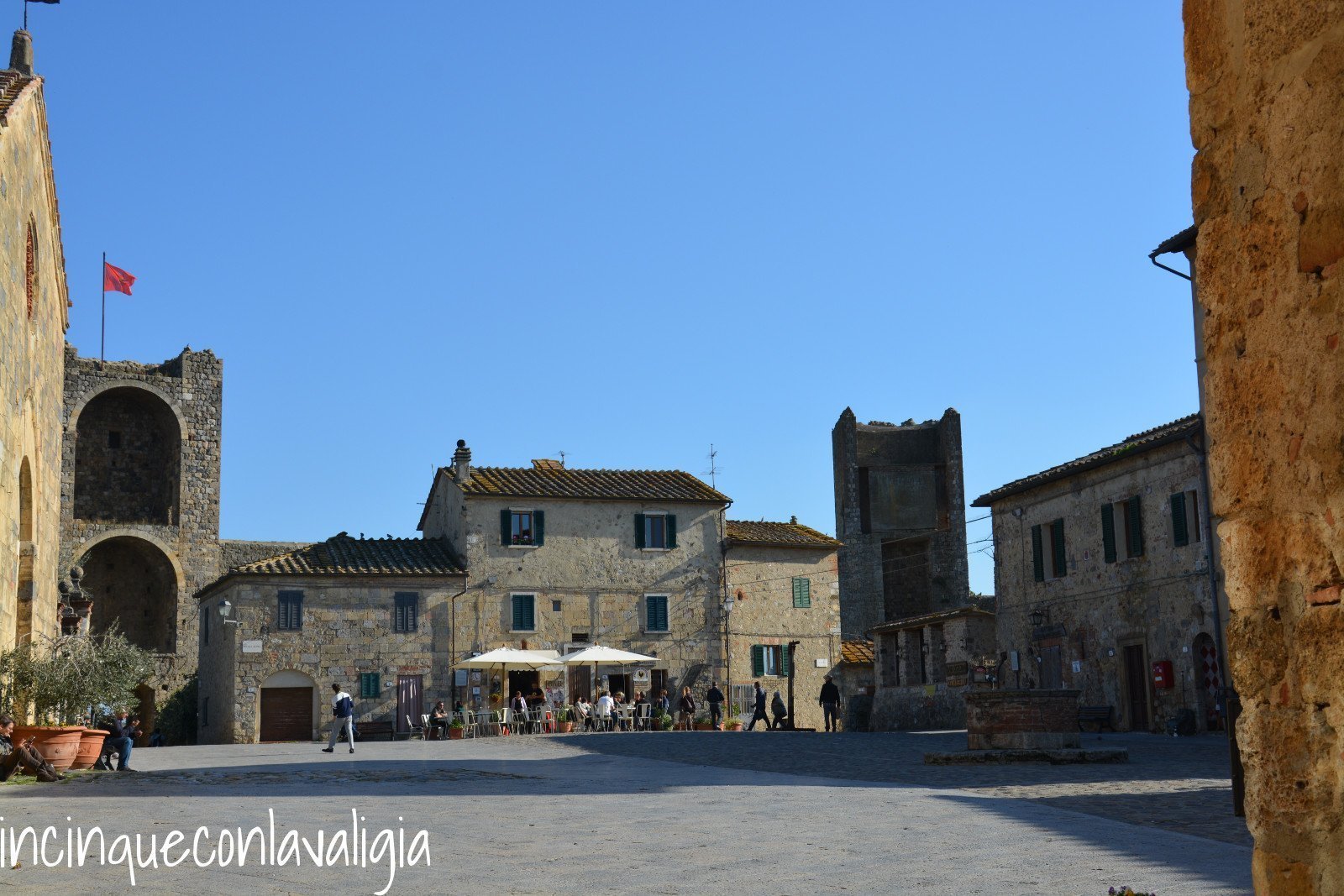 La piazza di Monteriggioni Monteriggioni e il fascino medievale