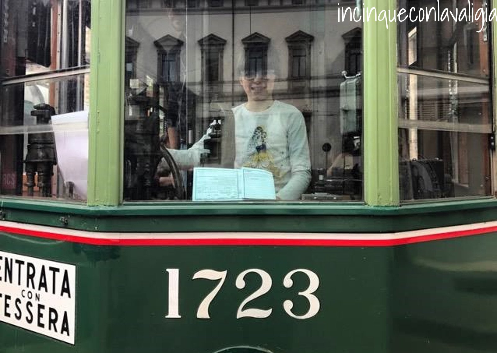 Foto di rito alla guida del tram Tram City Kids a Milano