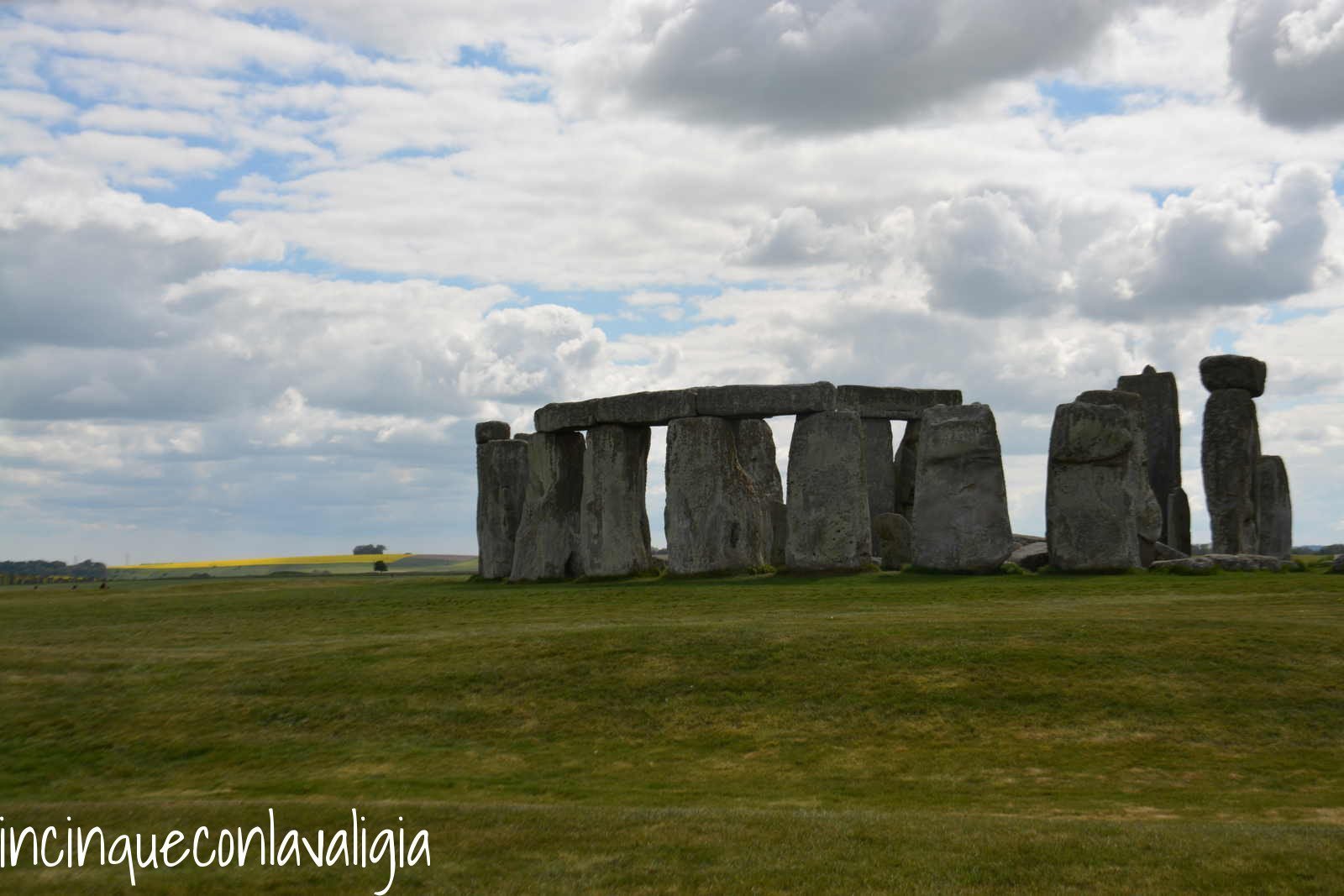 Stonehenge e i campi gialli sullo sfondo Itinerario in Inghilterra - Stonehenge