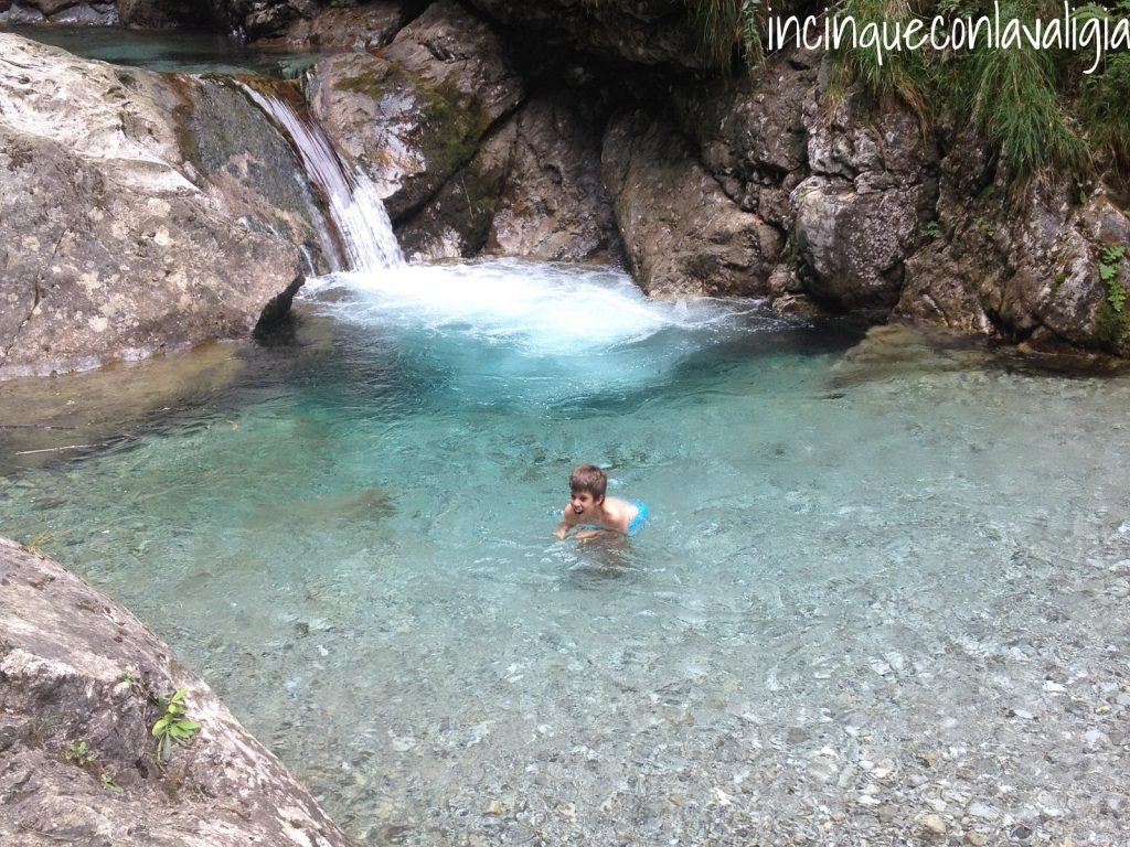 Acqua gelida per rinfrescarsi in Val Vertova Val Vertova con bambini