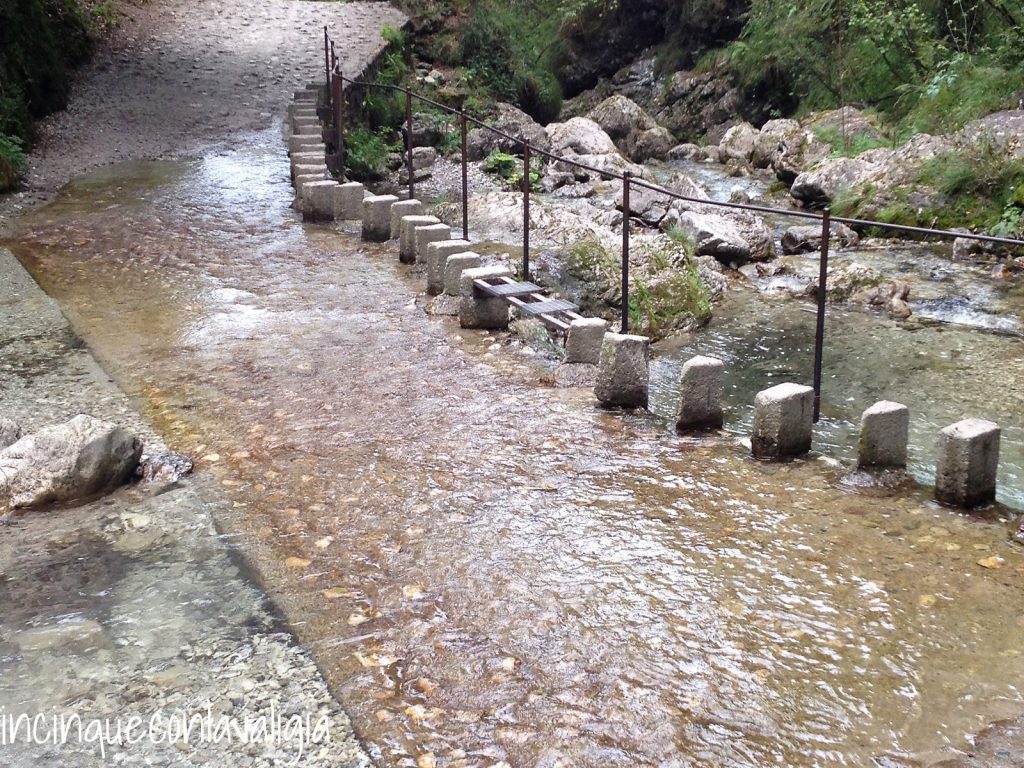 Passerelle di sassi nell'acqua in Val Vertova Val Vertova con bambini