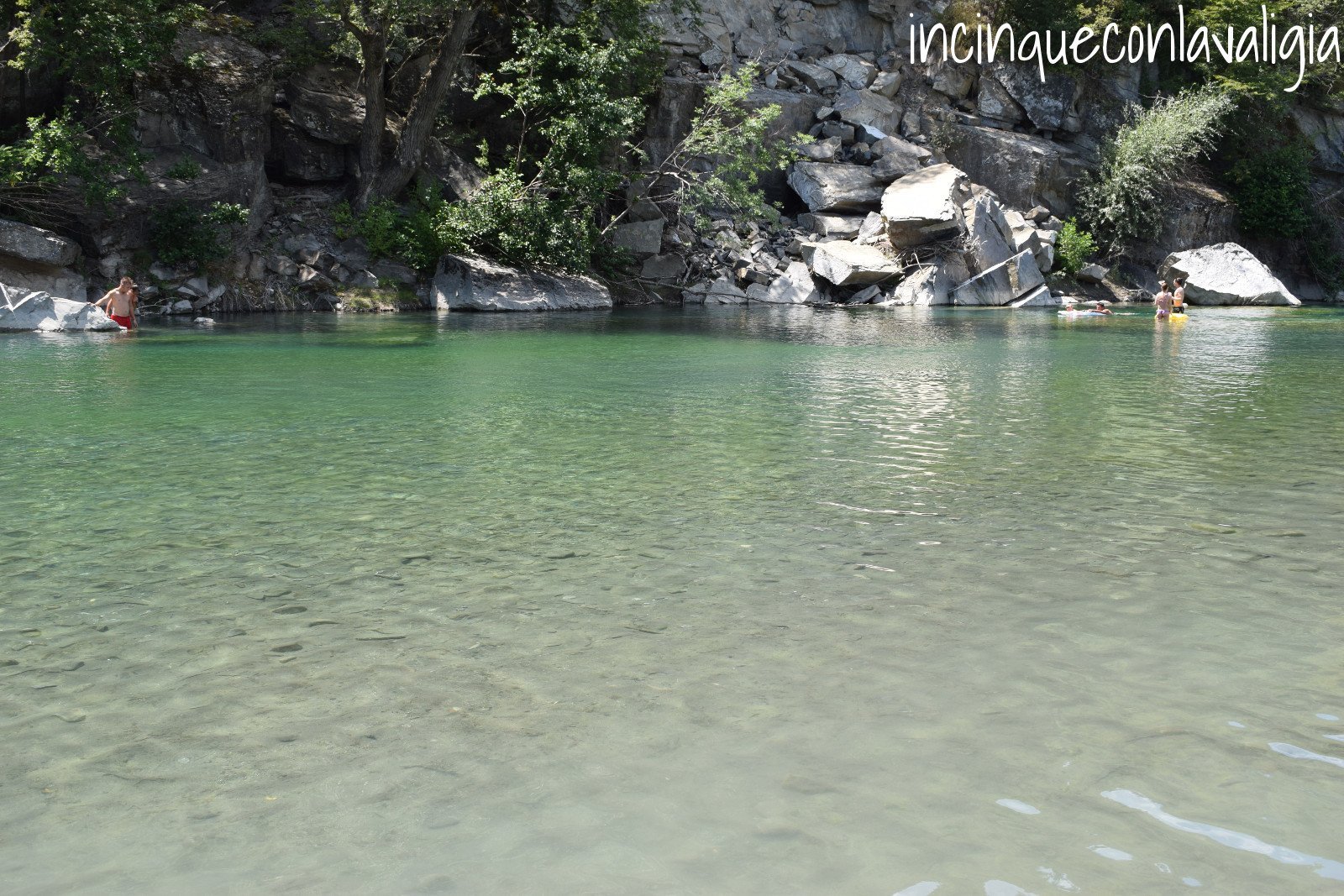 Colori spettacolari del fiume Trebbia Val Trebbia con bambini