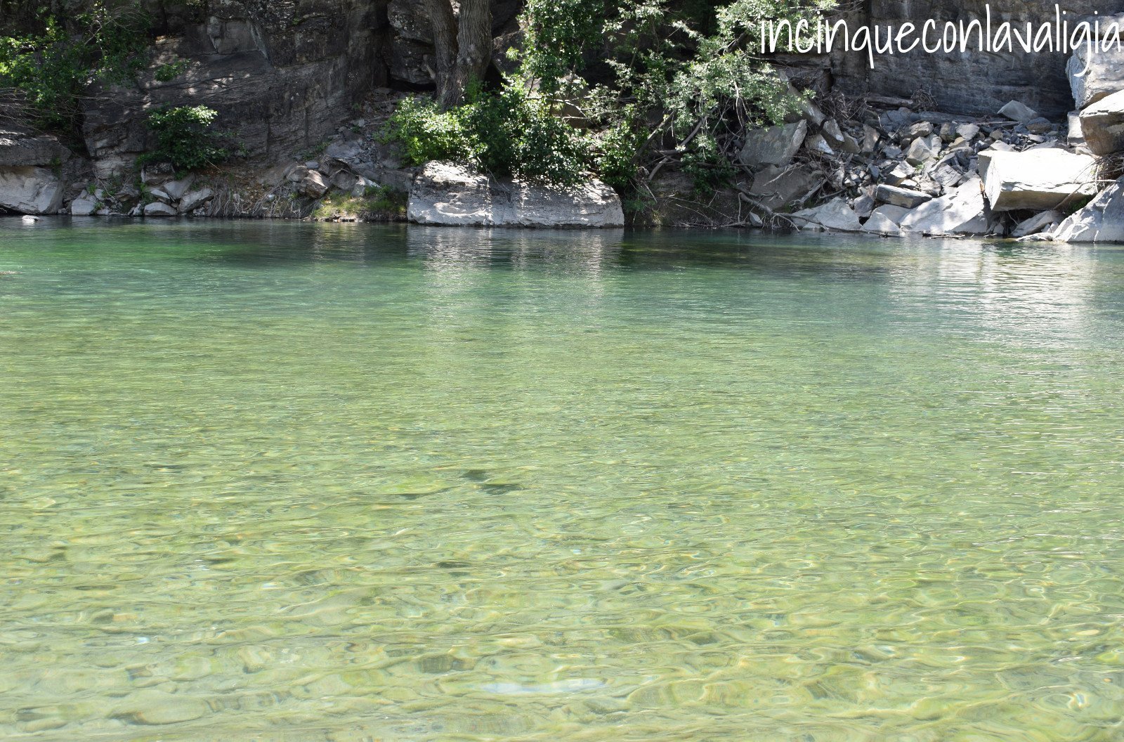 Acque limpide del fiume Trebbia Val Trebbia con bambini