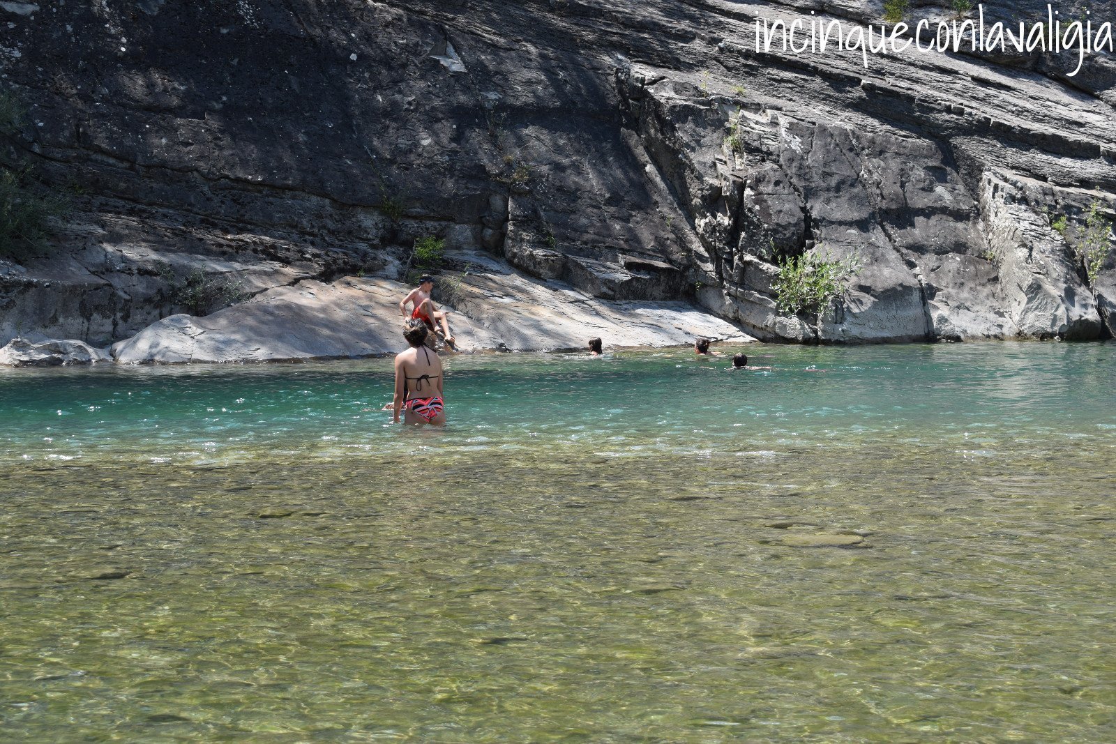 Bagno nel fiume Trebbia Val Trebbia con bambini