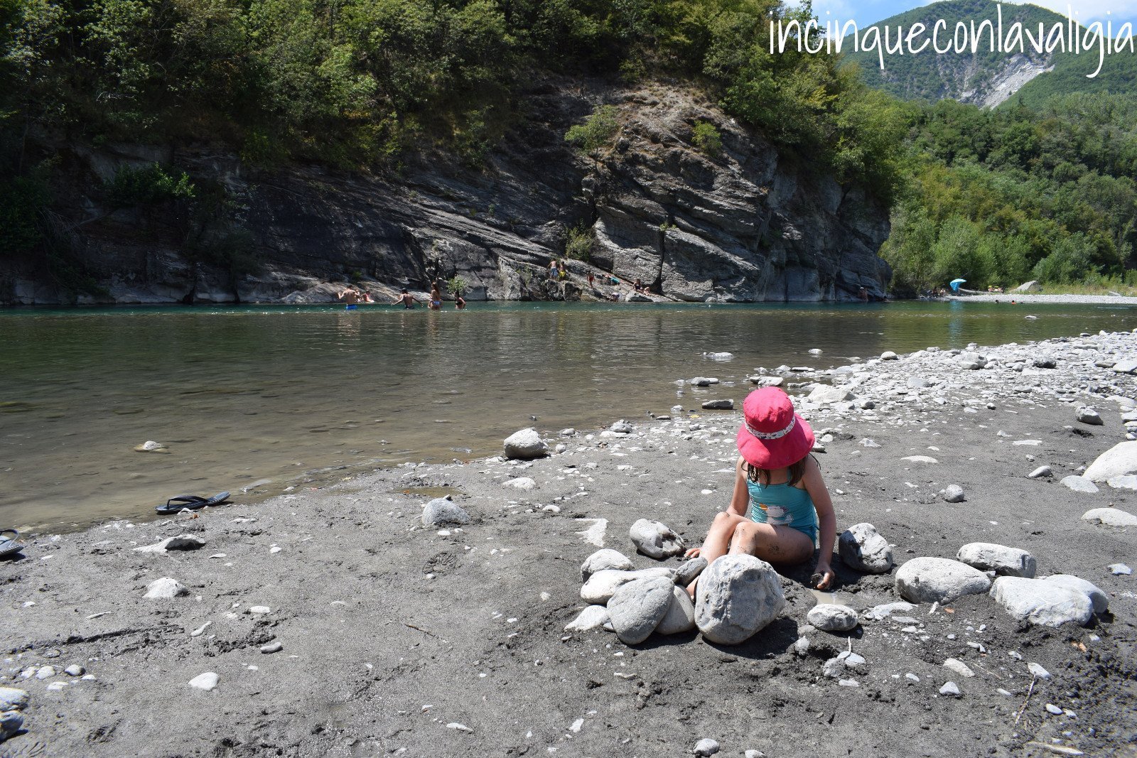 Spiaggia di sabbia in Val Trebbia Giocare con la sabbia in riva al fiume