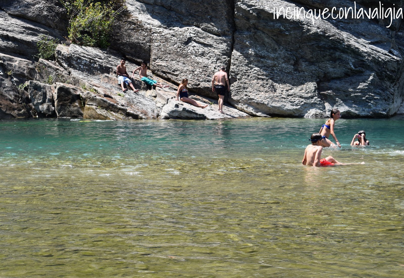 A mollo nelle acque del Trebbia Val Trebbia con bambini