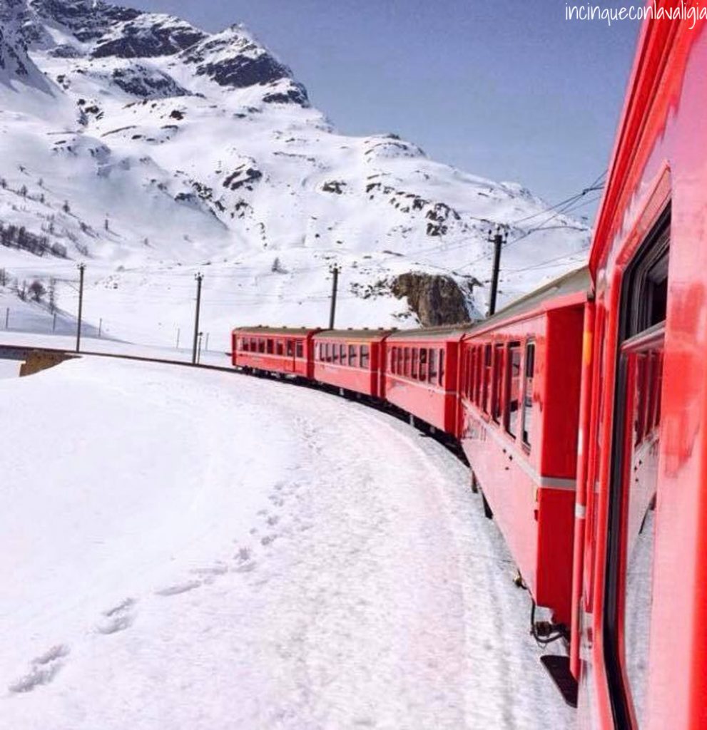 Trenino rosso in inverno Trenino rosso del Bernina con bambini