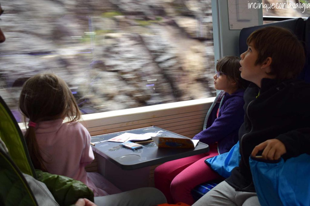 Trenino rosso con i bambini panoramico Trenino rosso del Bernina con bambini