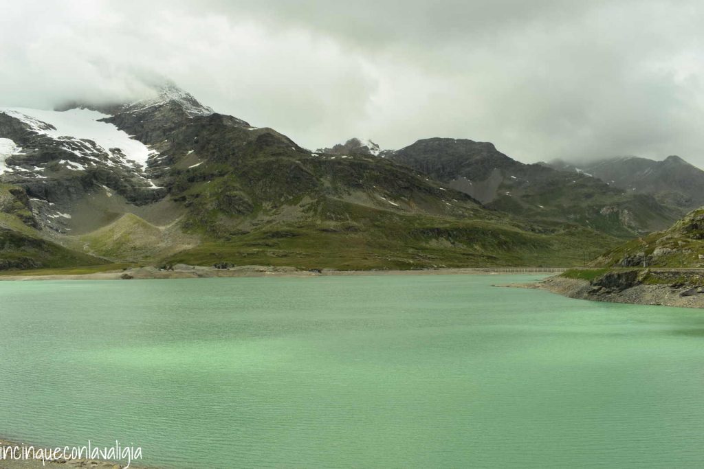 Paesaggio trenino rosso Trenino rosso del Bernina con bambini