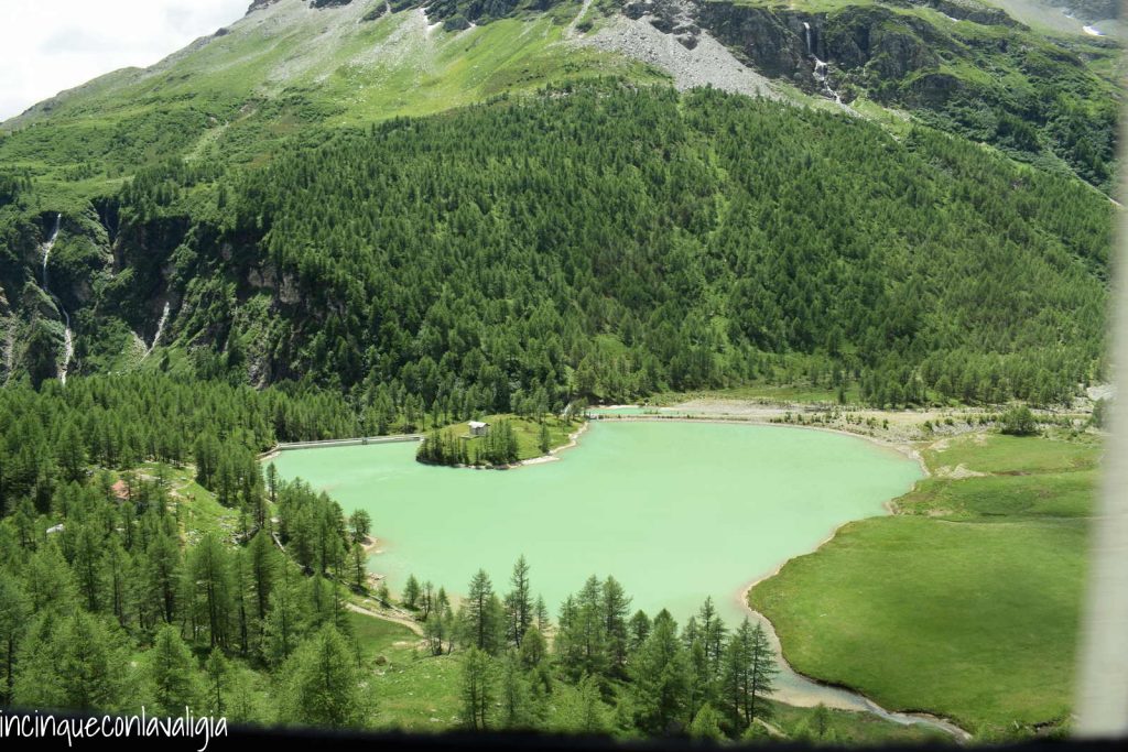 Panorama trenino rosso del Bernino Trenino rosso del Bernina con bambini