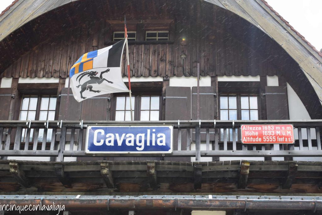 Fermata Cavaglia Marmitte dei giganti Trenino rosso del Bernina con bambini