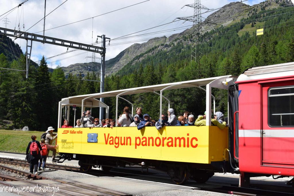 Carrozze panoramiche in estate Trenino rosso del Bernina con bambini