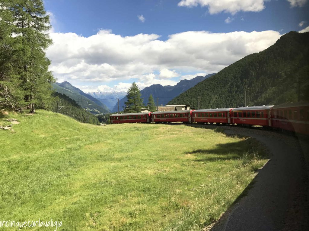 Trenino roso con bambini Trenino rosso del Bernina con bambini
