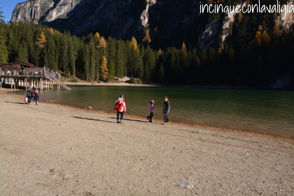 Spiaggia Lago di Braies Lago di Braies spiagia