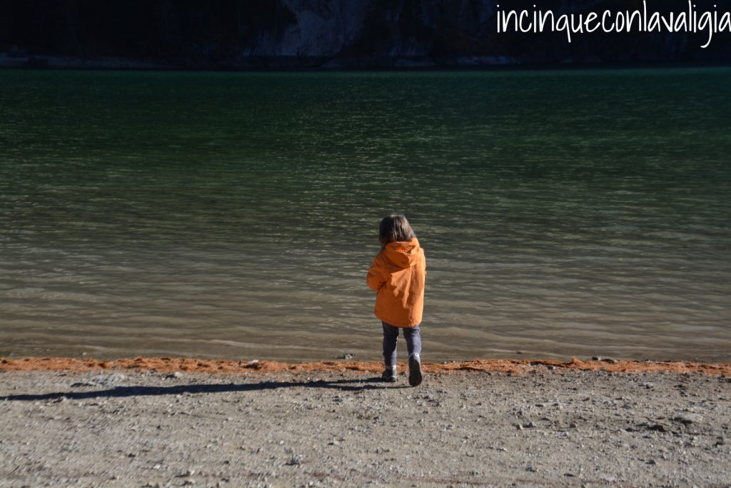 Giocare in riva al Lago di Braies Spiaggia Alto Adige Bambini