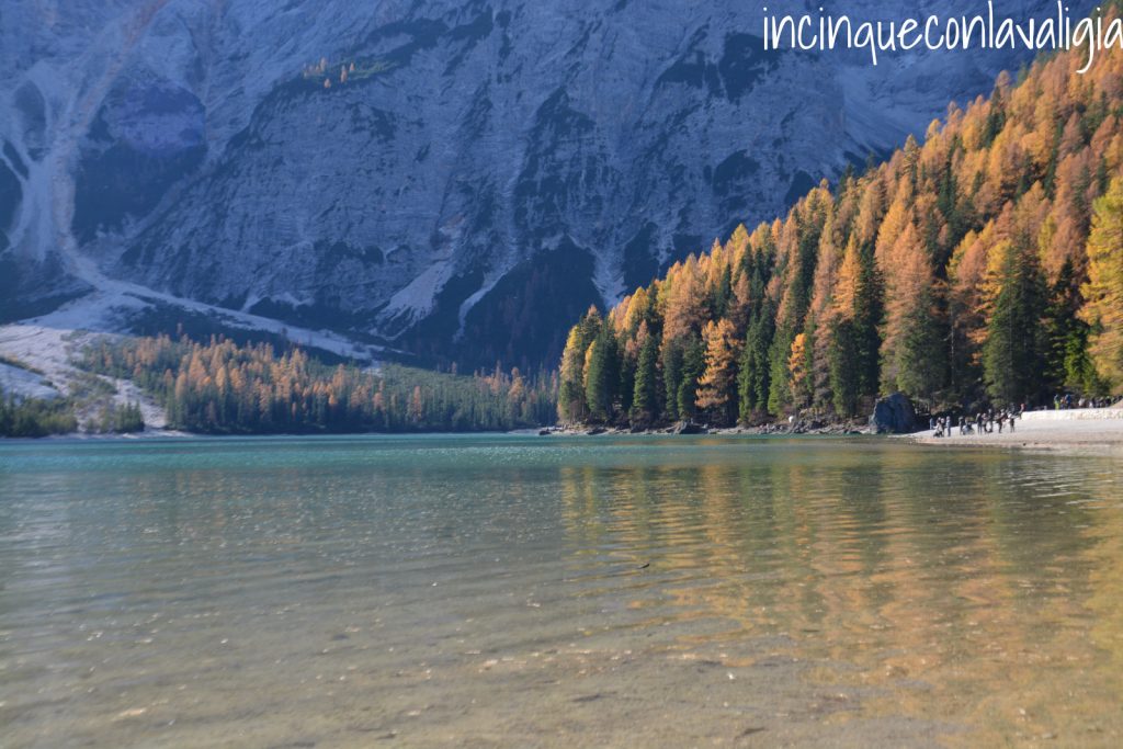 Lago di Braies in versione foliage Lago di Braies in autunno con bambini