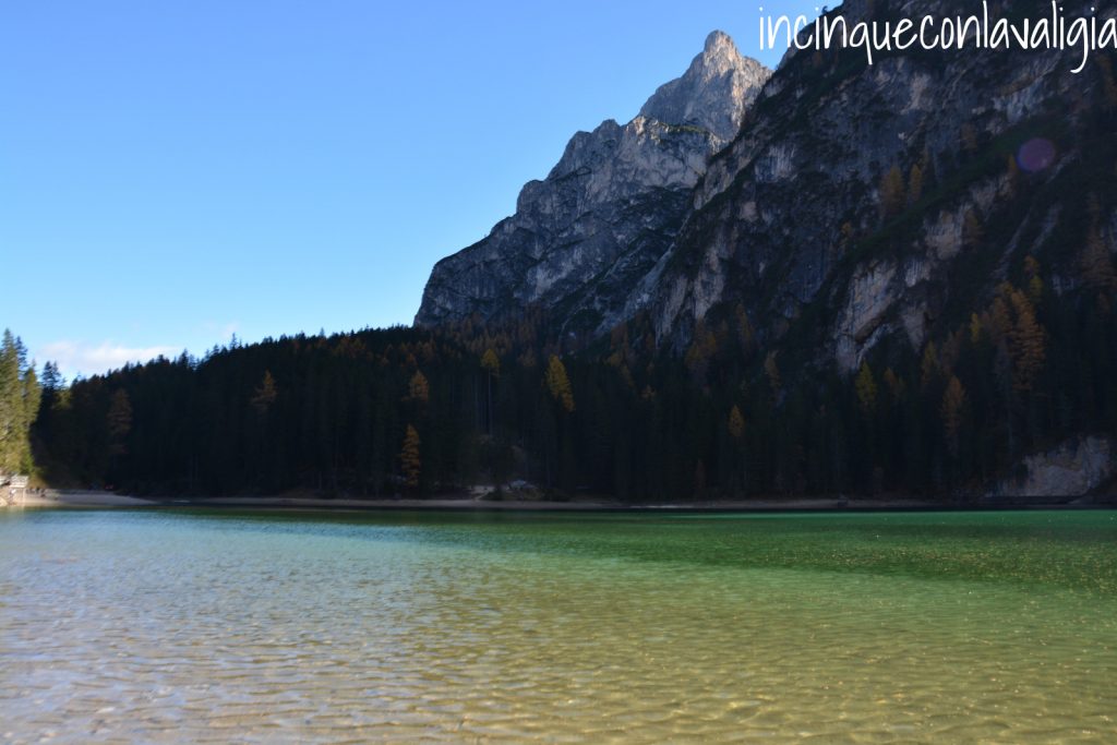 Le acque del lago di Braies Lago di Braies in autunno con bambini