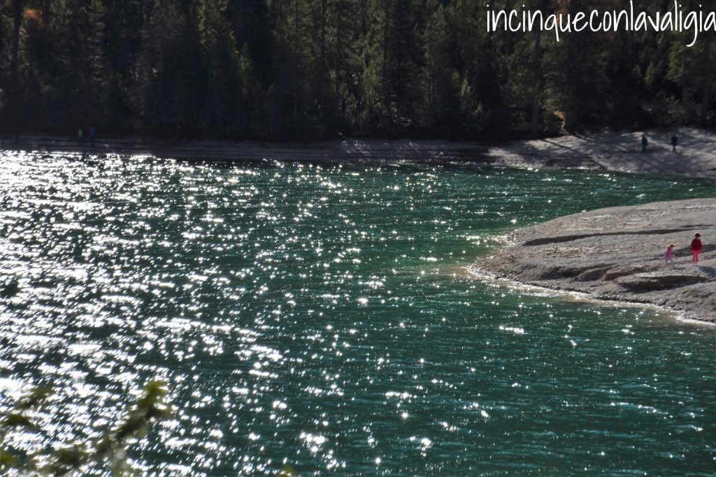Le rive del Lago di Braies Montagna con bambini