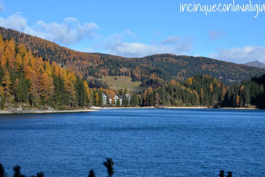 Il lago in tutto il suo splendore Hotel Pragser Wildsee in autunno