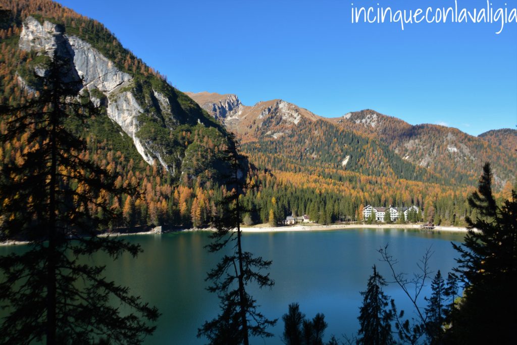 La magia del Lago di Braies Lago di Braies in autunno con bambini