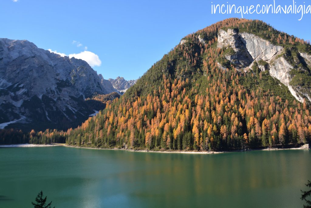 Lago di Braies in autunno Lago di Braies in autunno con bambini