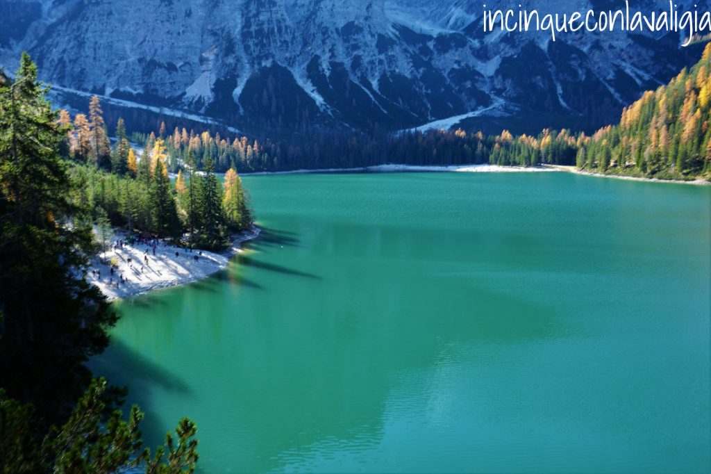 Azzurro spettacolare del Lago di Braies Lago di Braies in autunno con bambini